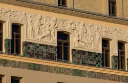 Надпись «Только диктатура пролетариата в состоянии освободить человечество от гнета капитала. В.И. Ленин» на фасаде гостиницы «Метрополь»