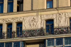 Здание опоясывает скульптурный фриз «Времена года» на фасаде гостиницы «Метрополь»