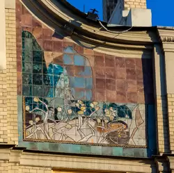 Малые майоликовые панно на фасаде гостиницы «Метрополь» в Москве