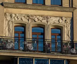 Изящные ограждения балконов с цветами, которые кажутся объемными