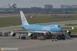 Разгрузка самолёта KLM Cargo