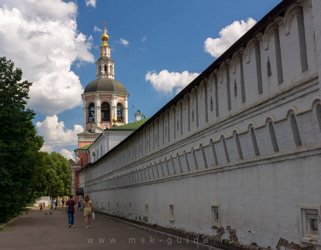 Даниловский монастырь, крепостная стена и Надвратная колокольня с церковью Симеона Столпника
