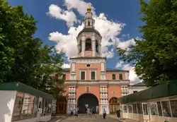 Даниловский монастырь, надвратная церковь Симеона Столпника и колокольня