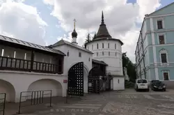 Даниловский монастырь в Москве, 2-й южный вход в монастырь и Георгиевская башня