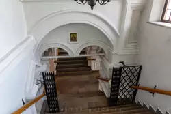 Даниловский монастырь в Москве, лестница с первого на второй этаж храма Святых Отцов Семи Вселенских соборов