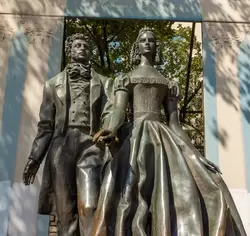 Памятник А. С. Пушкину и Н. Н. Гончаровой