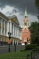 Спасская башня и 14-й корпус Московского Кремля